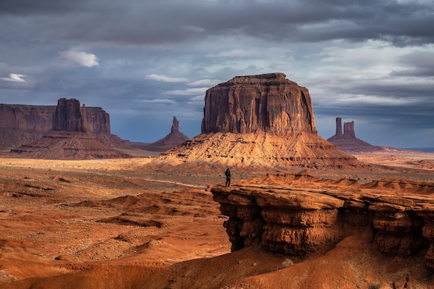 Touristen bewundernder Blick mit Sturm im Hintergrund am Monument Valley