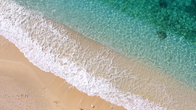 Touristen, die am Sandstrand der tropischen Insel spazieren gehen, Draufsicht vom Drohnenurlaubskonzept