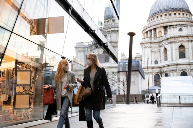 Touristen, die die Stadt besuchen und eine Reisemaske tragen