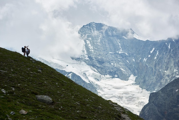 Touristen, die Gebirgslandschaft genießen