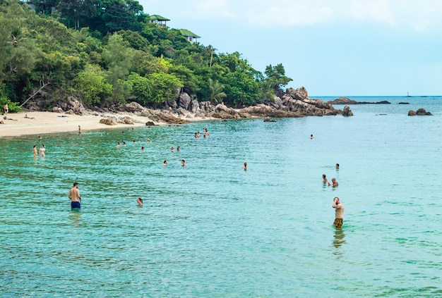 Touristen, die im Meer bei Koh Raham, Surat Thani in Thailand ein Sonnenbad nehmen und schwimmen. 31. März 2018.