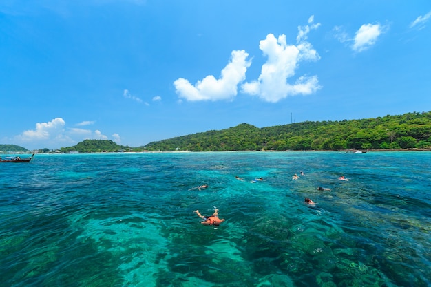 Touristen, die in Andaman-Meer in Phi Phi-Inseln eine der schönsten Insel schwimmen und schnorcheln