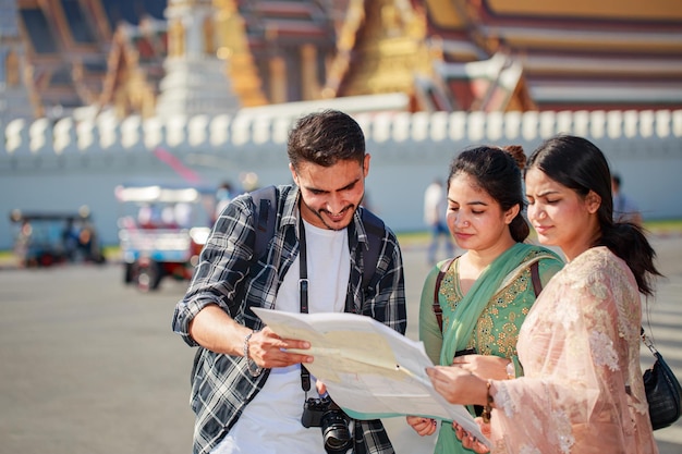 Touristen, die in Bangkok Thailand gehen