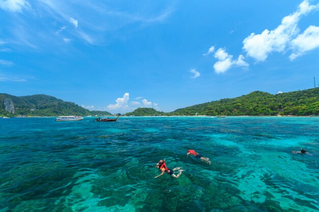 Touristen, die in der andamanensee in phi phi-inseln eine der schönsten inseln in thailand schwimmen und schnorcheln