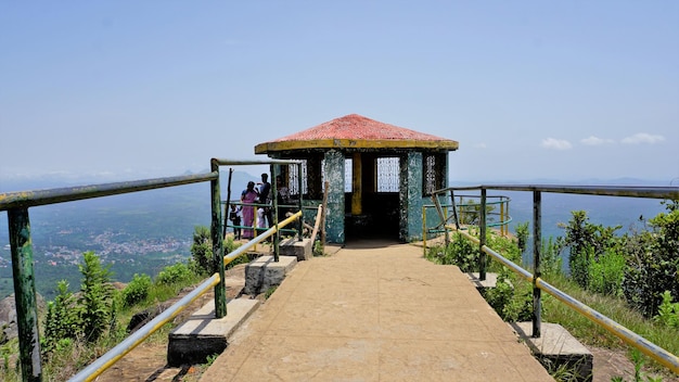 Foto touristen, die in ooty wandern, um den aussichtspunkt needle rock oder den selbstmordpunkt zu genießen