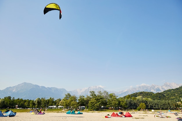 Touristen, die nahe Bergen parasailing sind