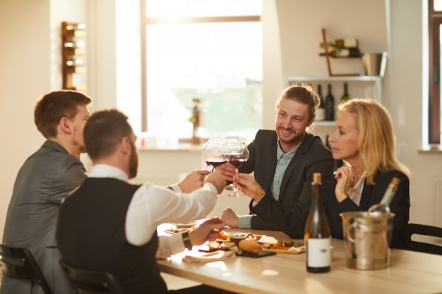 Touristen, die Wein am Weinberg trinken