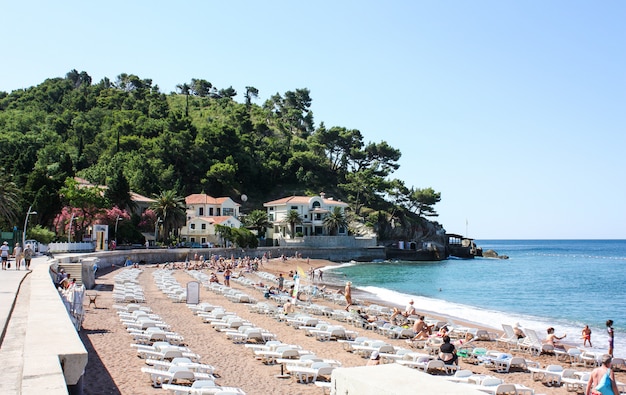 Touristen entspannen am Strand in PETROVAC, MONTENEGRO