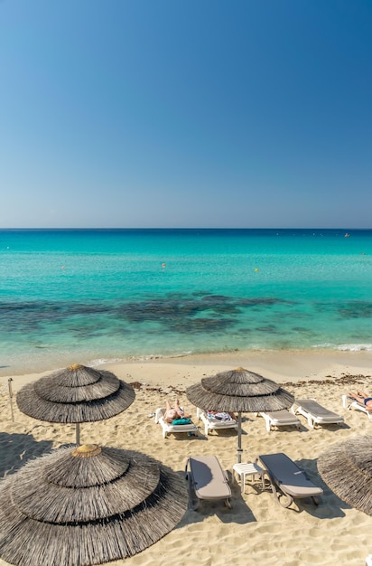 Touristen entspannen sich am berühmten Strand von Zypern Nissi Beach