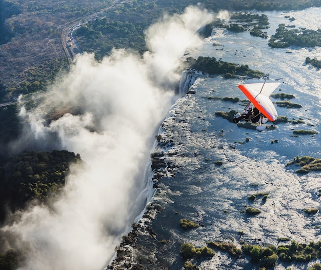 Touristen fliegen mit den Trikes über die Victoriafälle. Afrika. Sambia. Die Victoriafälle.