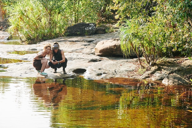 Touristen fotografieren Flusswasser