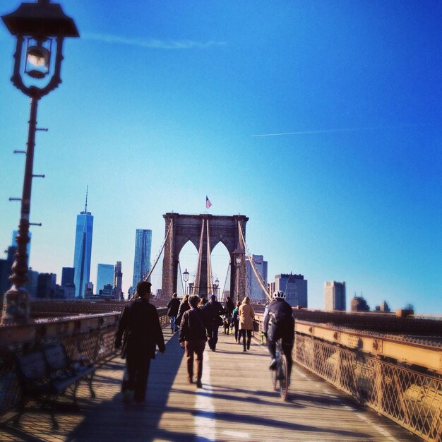 Foto touristen gehen auf einer brücke