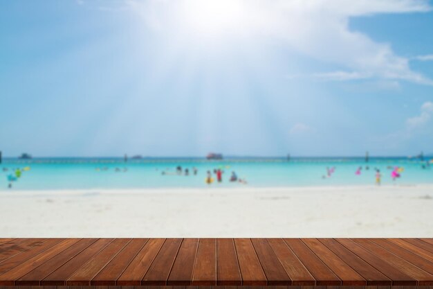 Touristen genießen das Meer und den klaren Himmel bei Koh Larn Pattaya Thailand