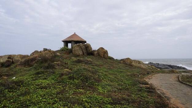 Foto touristen genießen die wunderschöne malerische landschaft von muttom beach. ein mit müll verschmutzter ort