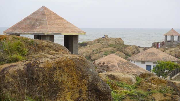 Foto touristen genießen die wunderschöne malerische landschaft von muttom beach. ein mit müll verschmutzter ort