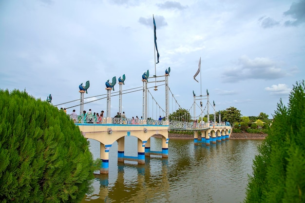 Touristen genießen ein architektonisches Wunder bei Anand Sagar Shri Saint Gajanan Maharaj Sansthan Anand Sagar ist ein Touristenattraktionsort von Shegaon Maharashtra India