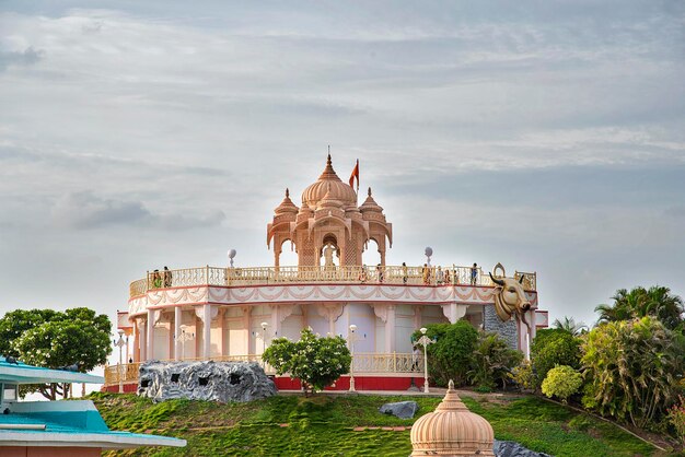 Touristen genießen ein architektonisches Wunder bei Anand Sagar Shri Saint Gajanan Maharaj Sansthan Anand Sagar ist ein Touristenattraktionsort von Shegaon Maharashtra India