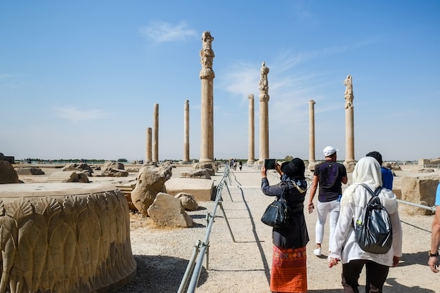 Touristen genießen Sightseeing in der alten persischen Stadt Persepolis. Provinz Fars, Iran.