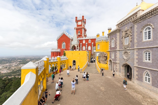 Touristen im Palacio da Pena gegen den Himmel