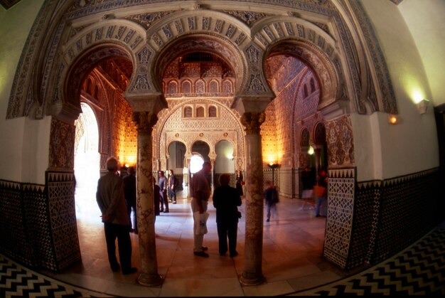 Foto touristen in der historischen moschee