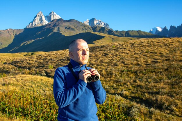 Touristen mit Ferngläsern in einem Gebirgsgebiet in Georgien