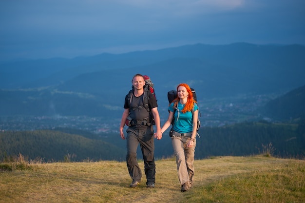 Touristen mit Rucksäcken, die in den Bergen wandern