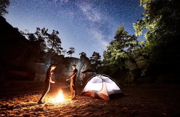 Touristen neben dem Lager, Lagerfeuerzelt in der Nacht