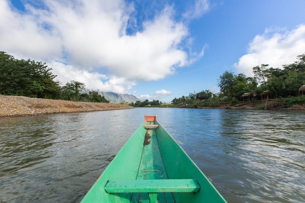 Touristen nehmen ein Boot im Lied Fluss bei Vang Vieng