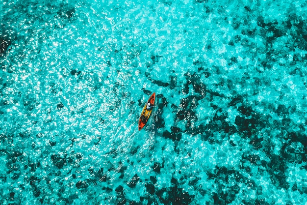 Touristen paddeln Kajak in Boulder Island, Myanmar