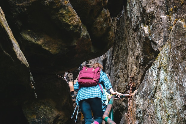 Touristen passieren eine enge Schlucht in den Felsen