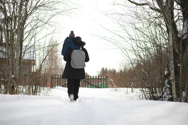 Touristen reisen durch das verschneite Land Unterwegs zu Fuß und per Anhalter