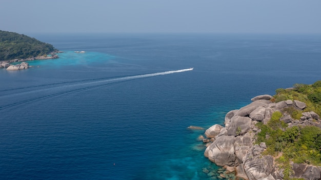 Foto touristen schnorcheln in der bucht im nördlichen teil der similan-insel nr. 8, aufgenommen vom aussichtspunkt der similan-insel phang nga thailand