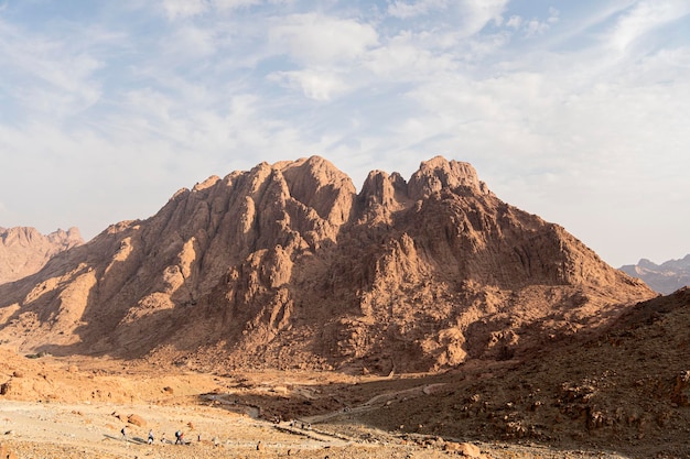 Touristen steigen vom Berg Moses zum Tempel der Hl. Katharina im Sinai-Gebirge Ägypten ab