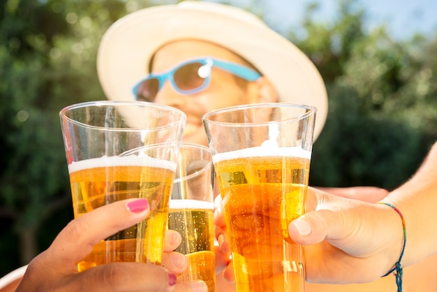 Touristen stoßen mit Bier an