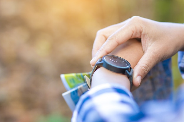 Touristen überprüfen ihre Uhr