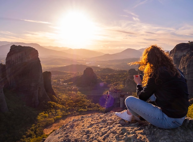 Touristen und Blick auf die Meteora-Berge und das Rusanou-Kloster in Kalabaka Griechenland