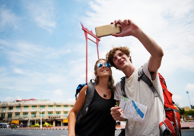 Touristen verbinden das Nehmen von selfie mit dem riesigen Schwingen in Bangkok Thailand