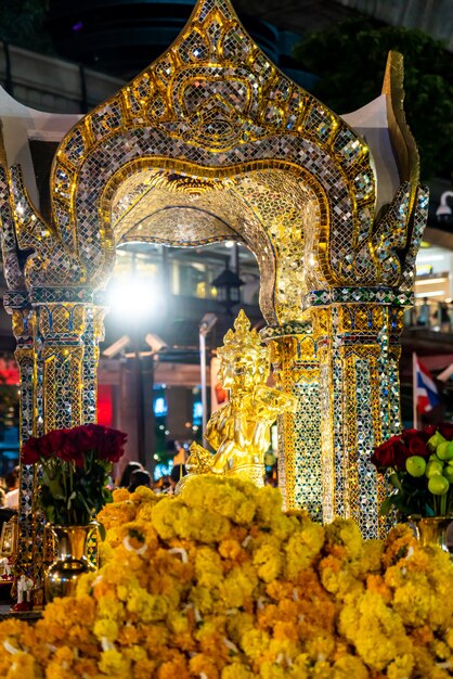 Touristen verdienen am Erawan-Schrein