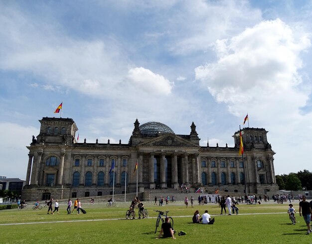 Foto touristen vor einem deutschen historischen gebäude