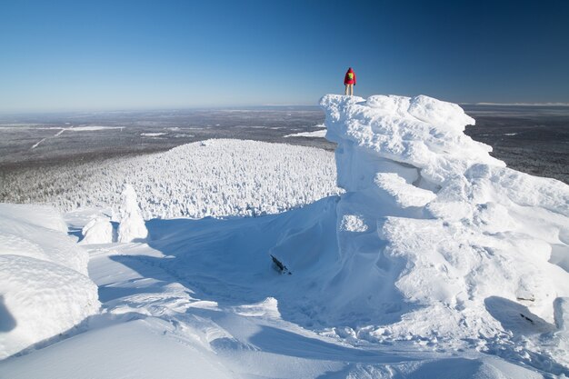 Touristen wandern bei sonnigem wetter auf dem schneebedeckten hang des polarwinters