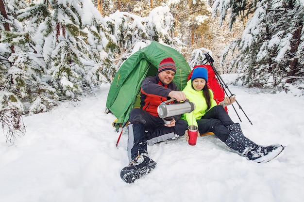 Touristen wandern im Winterwald