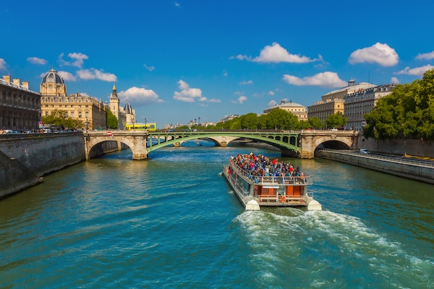 Touristenboot auf der Seine in Paris, Frankreich