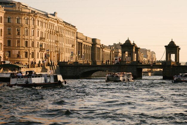 Touristenboot auf der Winter GroovexA Newa im Sonnenuntergang St. Petersburg Russland März 2023