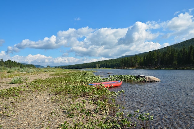 Touristenboot im nördlichen Ural