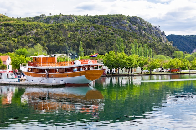 Touristenboot in einem Fluss