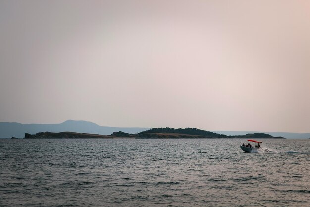 Touristenboot schwimmt in unglaublichem Meer und Himmel atemberaubende Landschaftsansicht in Griechenland