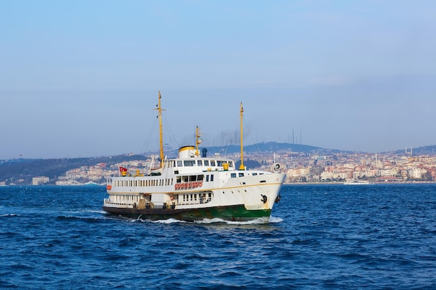 Touristenboot segelt auf dem Goldenen Horn in Istanbul bei Sonnenuntergang Türkei