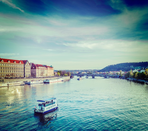 Touristenboote auf der Moldau in Prag