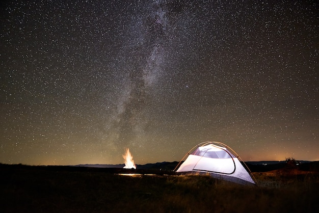 Touristencamping in den Bergen unter dem Sternenhimmel der Nacht