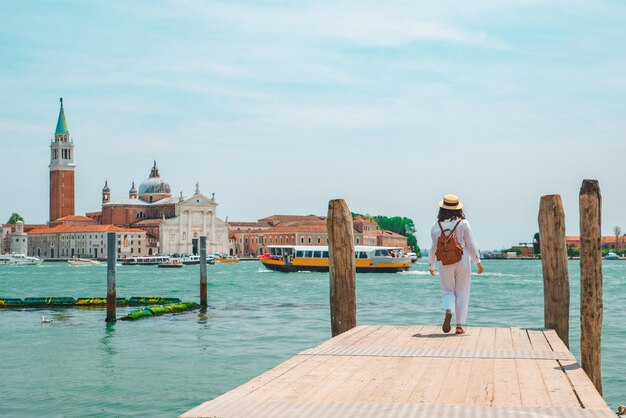 Touristenfrau, die basilika san giorgio maggiore venedig italien kopienraum betrachtet